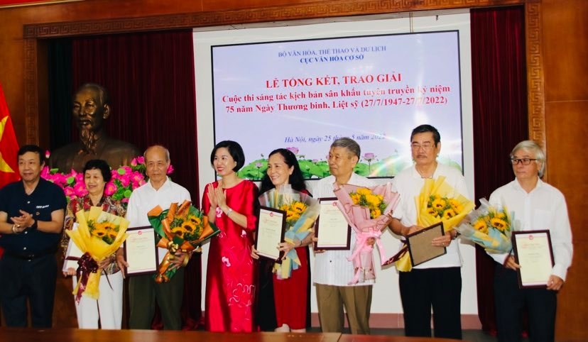 Phó Cục trưởng Cục Văn hóa cơ sở Vi Thanh Hoài trao giải cho các tác giả