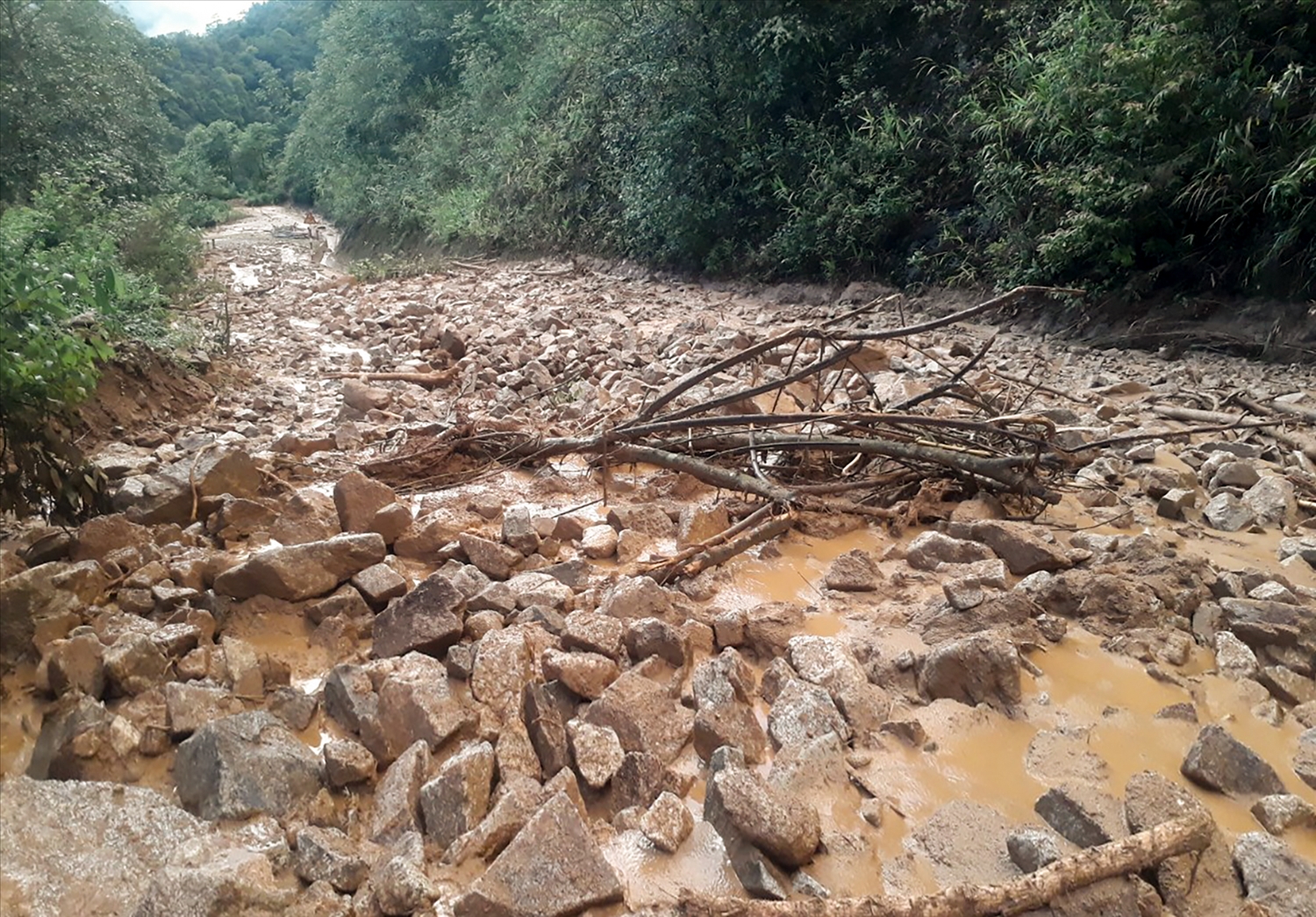 Tại km 21+450, tuyến đường từ xã Thu Lũm đi cửa khẩu U Ma Tu Khoòng, huyện Mường Tè, Lai Châu mỗi khi mưa kéo dài thường xuyên sạt sụt