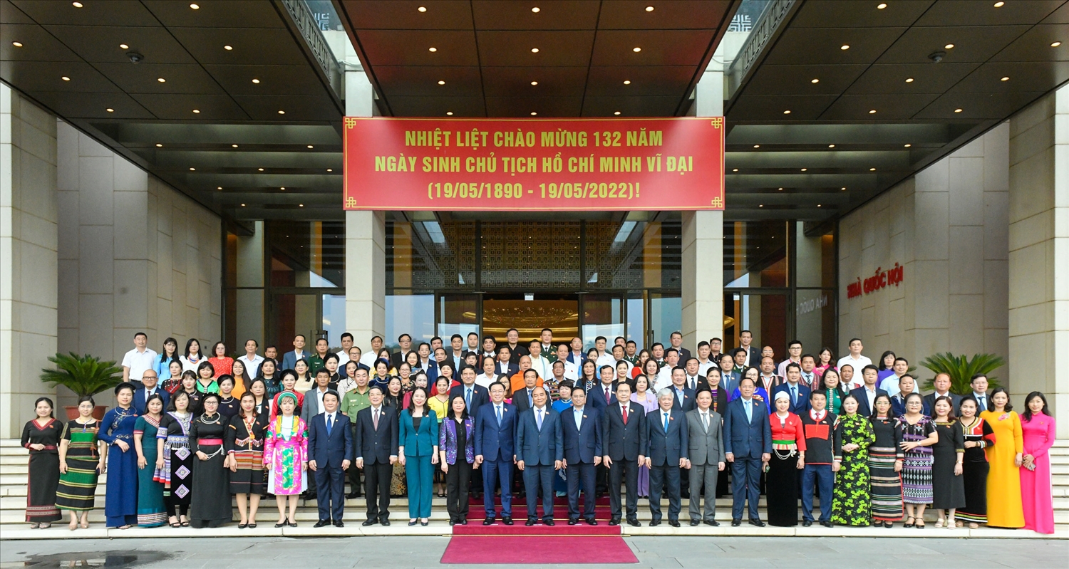 Lãnh đạo Đảng, Nhà nước chụp ảnh lưu niệm cùng các đại biểu tại cuộc gặp mặt