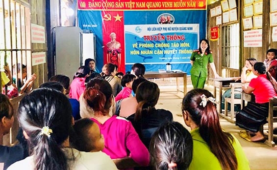 Tuyên truyền về phòng, chống tảo hôn và hôn nhân cận huyết thống cho hội viên phụ nữ người Bru Vân Kiều ở xã Trường Sơn