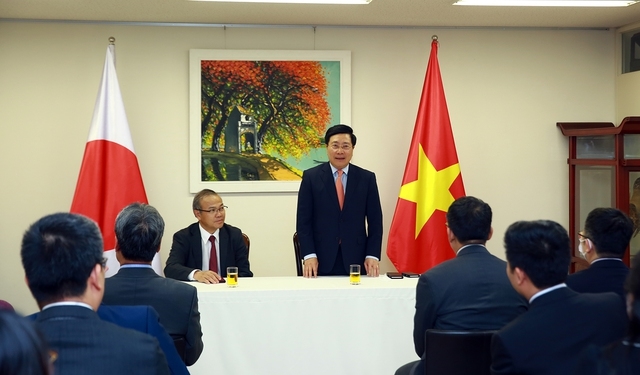Phó Thủ tướng Thường trực nói chuyện thân mật tại Đại sứ quán Việt Nam tại Nhật Bản - Ảnh: VGP/Hải Minh