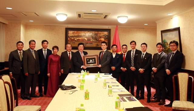 Phó Thủ tướng Thường trực tặng quà lưu niệm Hội trí thức Việt Nam tại Nhật Bản - Ảnh: VGP/Hải Minh