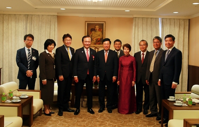 Phó Thủ tướng Thường trực Phạm Bình Minh chụp ảnh lưu niệm với lãnh đạo tỉnh Kanagawa - Ảnh: VGP/Hải Minh