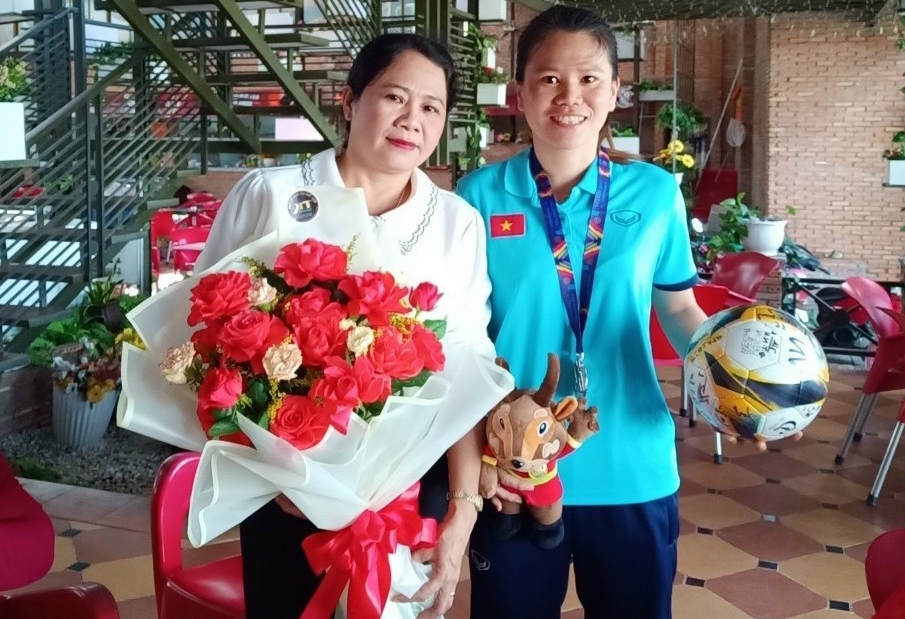 Thu Em dành bó hoa của Ban tổ chức để tặng mẹ ngay khi đặt chân về Cà Mau