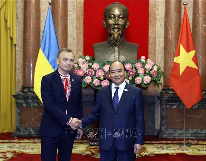 Chủ tịch nước Nguyễn Xuân Phúc tiếp Đại sứ Ukraine Gaman Oleksandr trình Quốc thư. (Ảnh: TTXVN) 