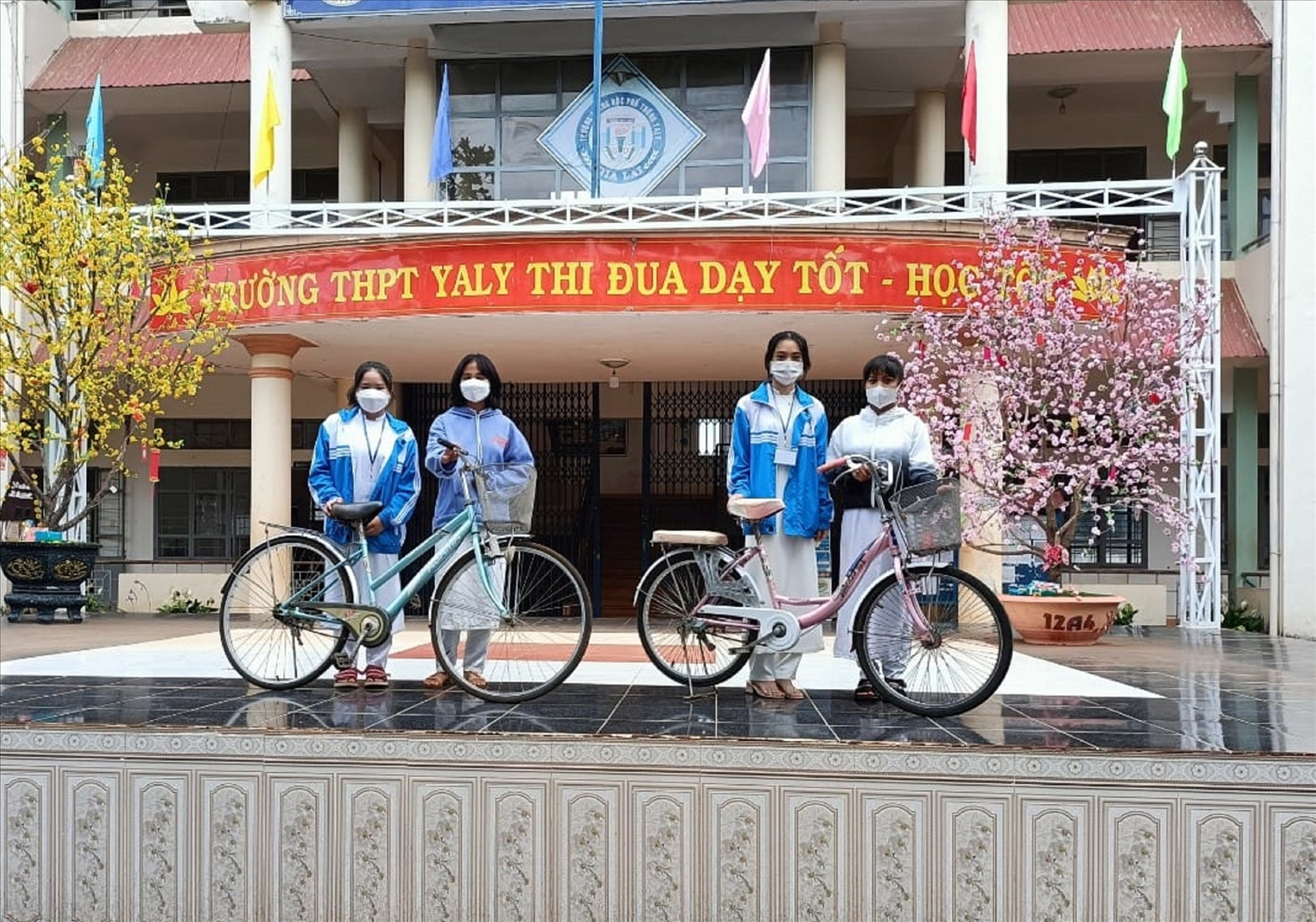 Học sinh trong trường tặng xe đạp cho bạn khó khăn