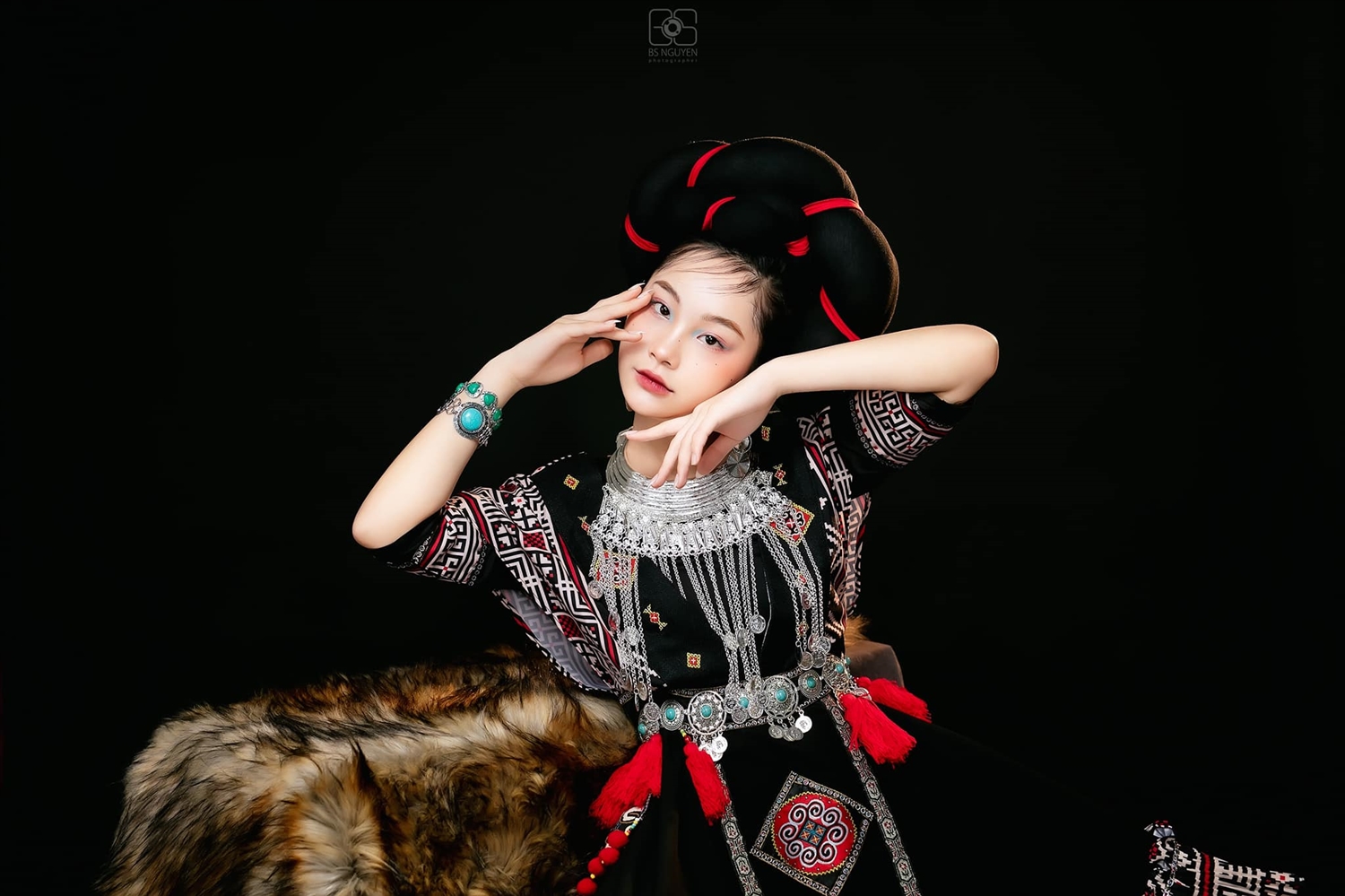Thu Hà tạo hình trong trang phục dân tộc Mông (cách tân)