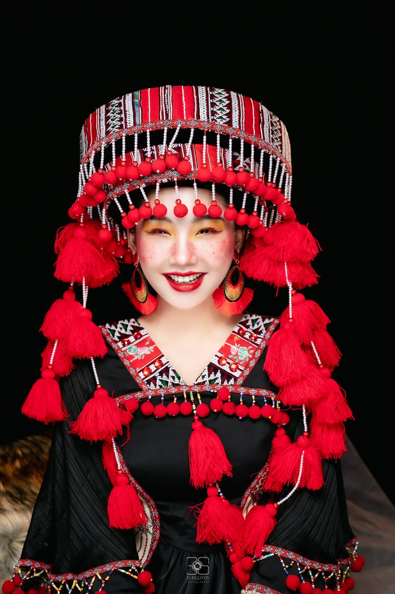 Thiếu nữ người Tày tạo hình trong trang phục Dao đỏ (cách tân)