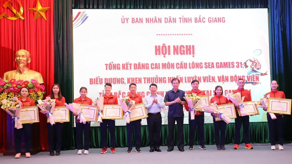 Chủ tịch UBND tỉnh Bắc Giang Lê Ánh Dương cùng Phó Tổng cục trưởng Tổng cục Thể thao Trần Đức Thắng tặng bằng khen và hoa cho các HVL, VĐV có thành tích cao