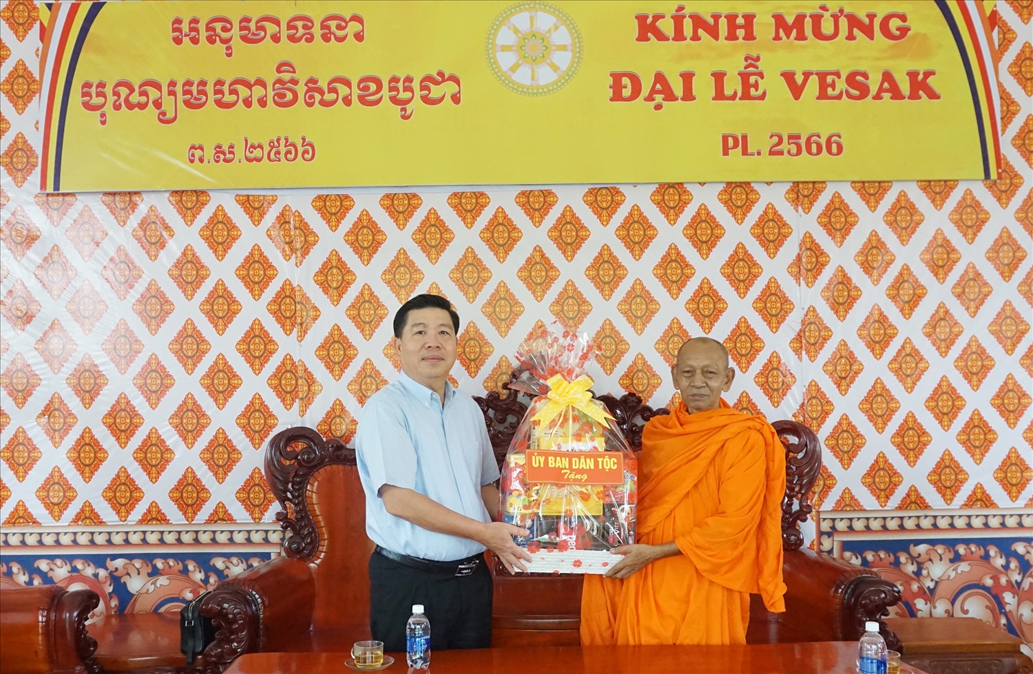 Thứ trưởng Lê Sơn Hải tặng quà mừng Lễ Phật đản đến Hòa thượng Đào Như