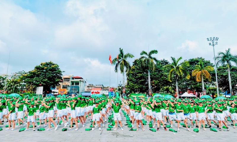 Đông đảo các em học sinh tiểu học tham gia đồng diễn thể dục