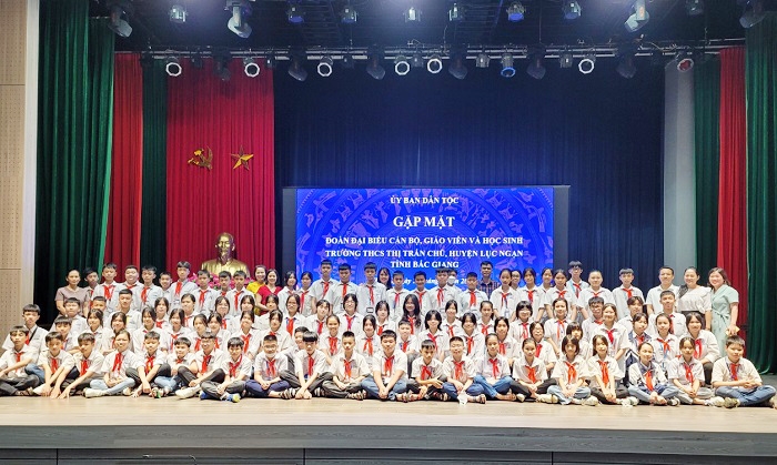 Đoàn đại biểu cán bộ, giáo viên và học sinh Trường THCS thị trấn Chũ, huyện Lục Ngạn, tỉnh Bắc Giang tại trụ sở Ủy ban Dân tộc - Ngôi nhà chung của đồng bào các DTTS Việt Nam