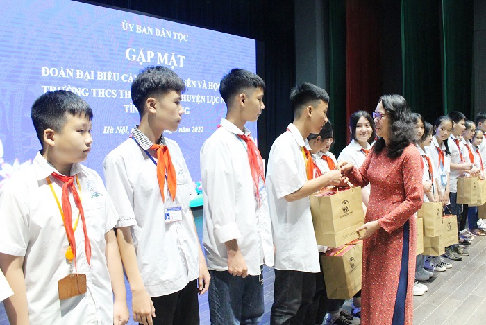 Thứ trưởng, Phó Chủ nhiệm Hoàng Thị Hạnh trao quà cho các em học sinh của Trường
