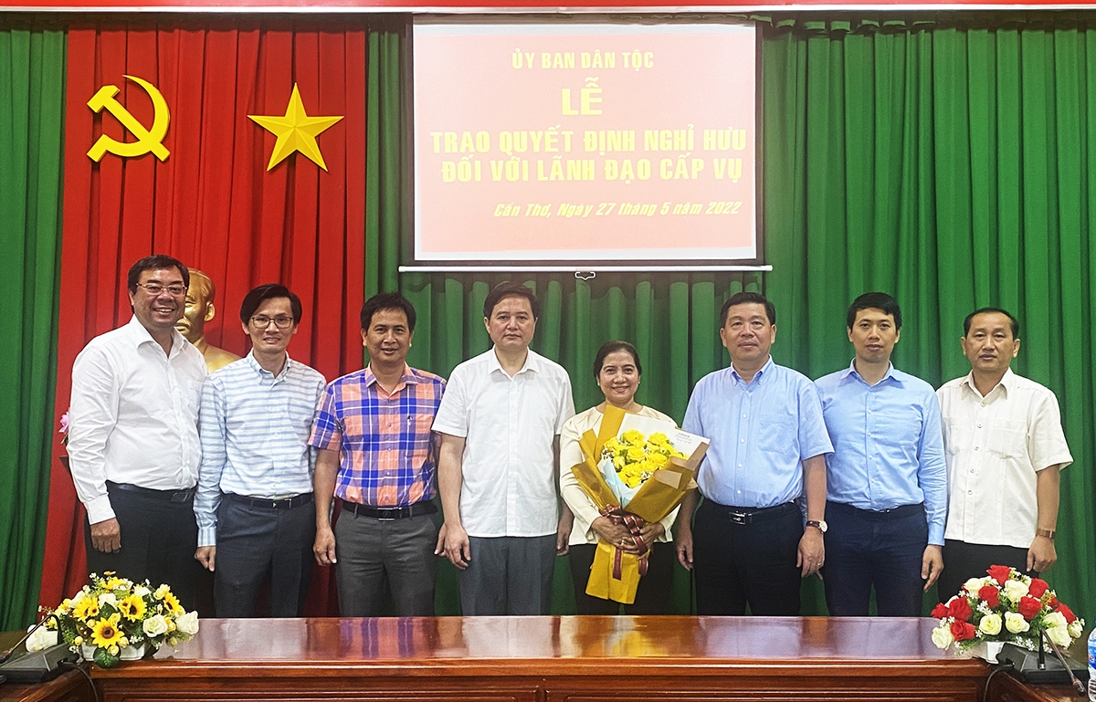 Thứ trưởng - Lê Sơn Hải cùng lãnh đạo Vụ tổ chức và Văn phòng thuộc UBDT chụp ảnh lưu nhiệm cùng bà Huỳnh Thị Sô Ma Ly và ông Tào Việt Thắng