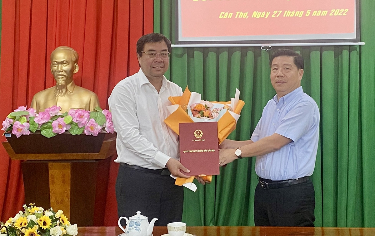 Thứ trưởng, Phó Chủ nhiệm UBDT Lê Sơn Hải chúc mừng ông Tào Việt Thắng với cương vị mới 