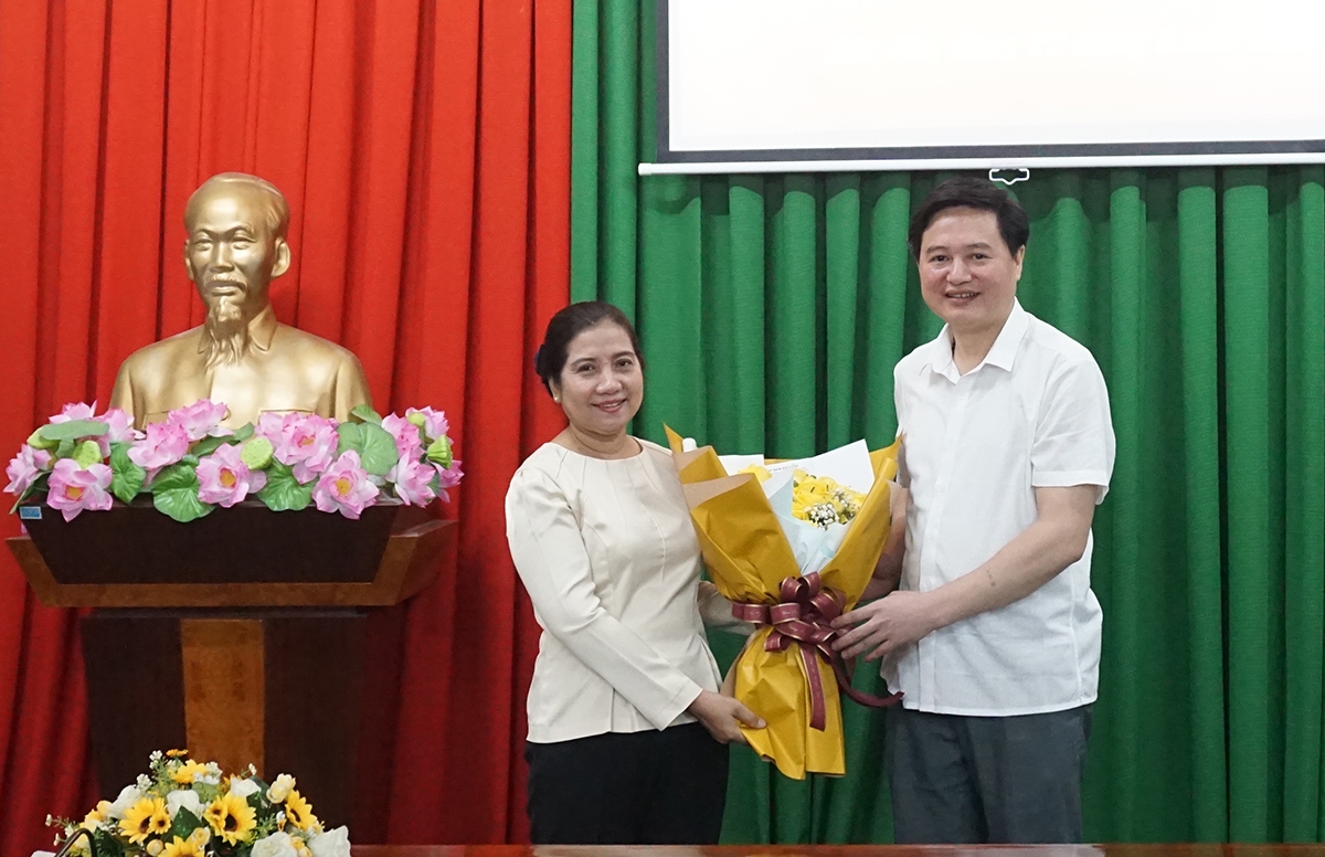 Ông Cầm Văn Thanh - Vụ trưởng Vụ Tổ chức cán bộ tặng hoa chúc mừng bà Huỳnh Thị Sô Ma Ly 