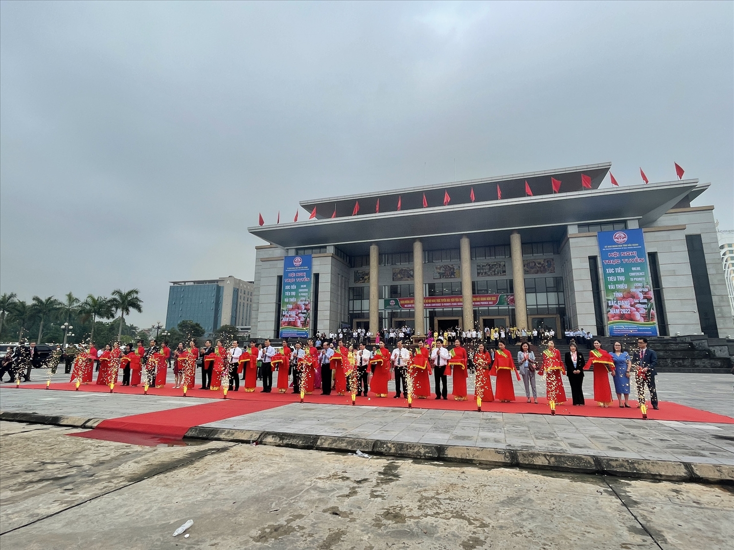 Lễ cắt băng khởi hành đoàn xe vận chuyển vải thiều Bắc Giang năm 2022