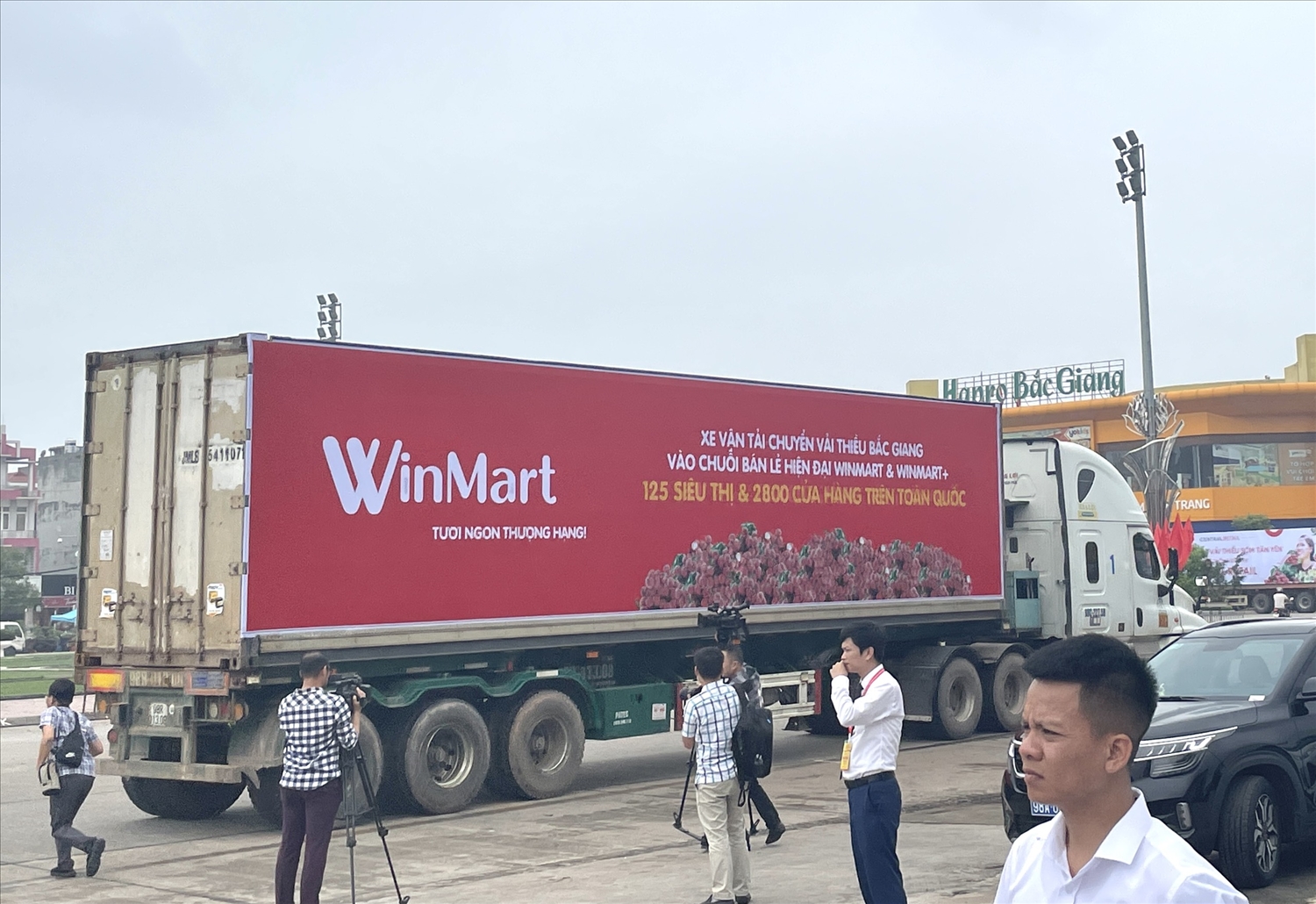 Xe vận chuyển vải thiều vào hệ thống WinMart/WinMart+