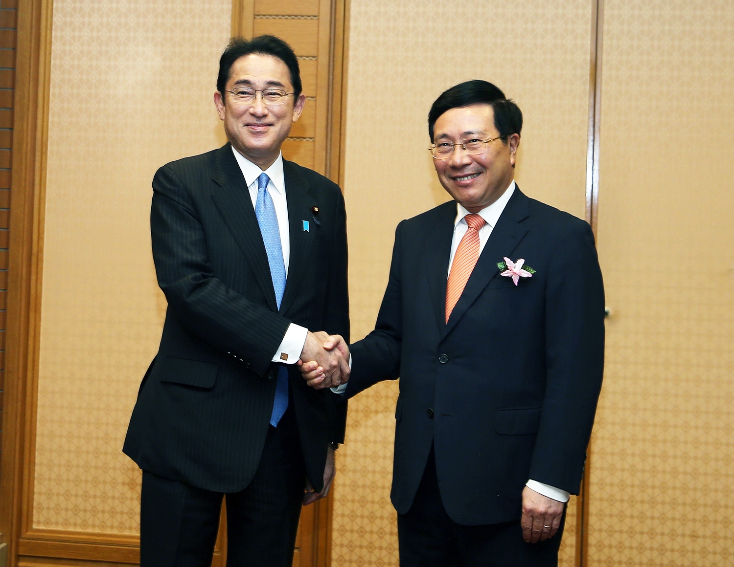 Phó Thủ tướng Phạm Bình Minh chào Thủ tướng Nhật Bản Kishida Fumio. Ảnh: VGP/Hải Minh