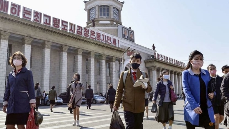  Người dân Triều Tiên đeo khẩu trang phòng COVID-19 (Ảnh: Kyodo/ Reuters)