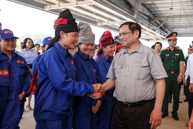 Thủ tướng thăm, động viên người lao động tại Trung tâm Chế biến rau quả Doveco Sơn La của Công ty cổ phần xuất nhập khẩu Đồng Giao tại huyện Mai Sơn - Ảnh: VGP/Nhật Bắc