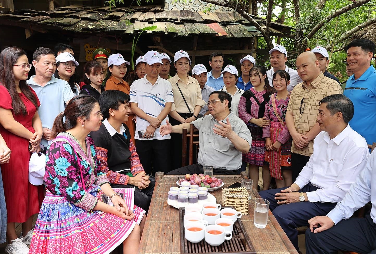 Thủ tướng Phạm Minh Chính với người dân địa phương và du khách tại xã Vân Hồ, huyện Mộc Châu