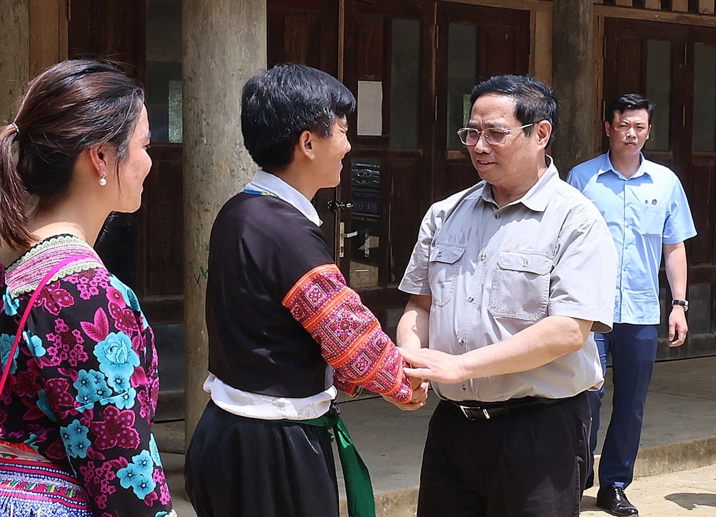 Thủ tướng Phạm Minh Chính đến thăm mô hình du lịch văn hoá cộng đồng tại xã Vân Hồ, huyện Mộc Châu