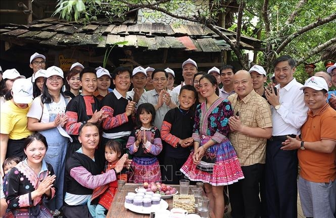 Thủ tướng Phạm Minh Chính với người dân địa phương và du khách tại xã Vân Hồ, huyện Mộc Châu. 