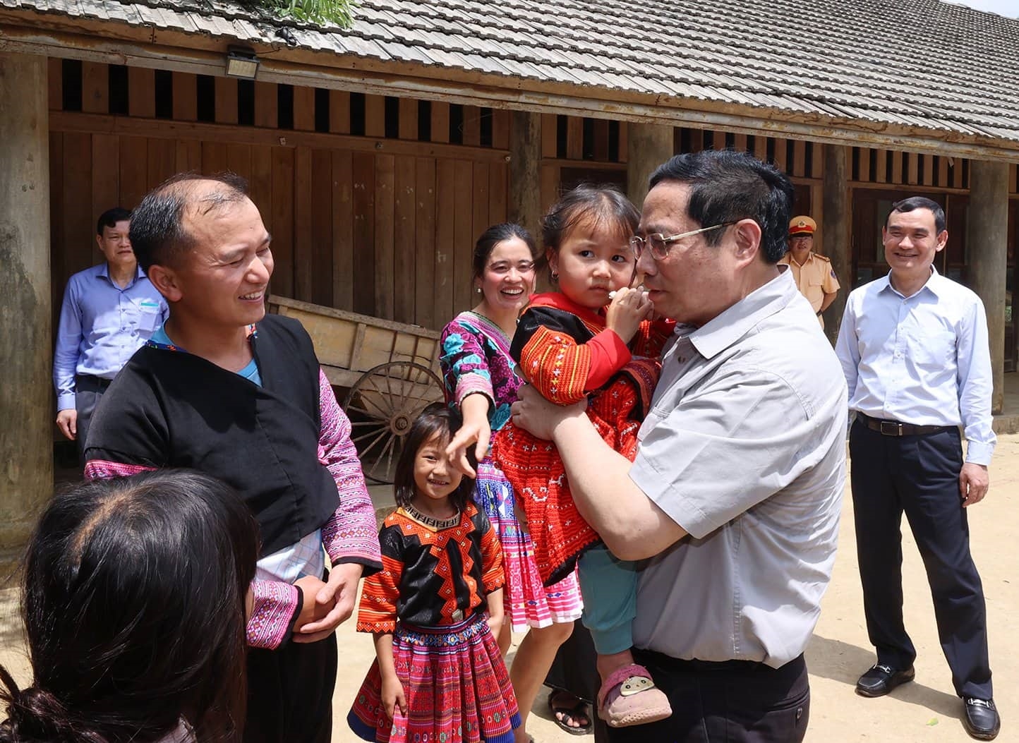 Thủ tướng Phạm Minh Chính đến thăm mô hình du lịch văn hoá cộng đồng tại xã Vân Hồ, huyện Mộc Châu