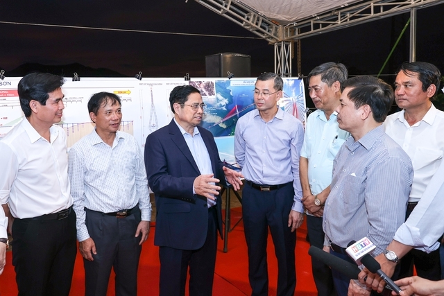 Thủ tướng Phạm Minh Chính đề nghị các bộ, ngành, địa phương phải đề cao trách nhiệm tham gia của các bên trong triển khai dự án - Ảnh: VGP/Nhật Bắc
