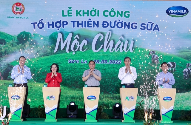 Thủ tướng dự lễ khởi công dự án Thiên đường sữa Mộc Châu của Công ty Cổ phần Sữa Việt Nam Vinamilk tại huyện Mộc Châu - Ảnh: VGP/Nhật Bắc