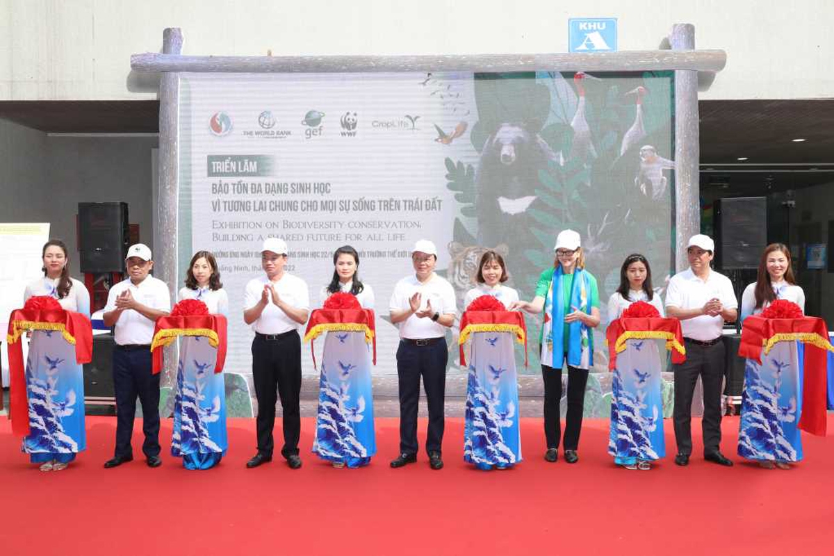 Lãnh đạo Bộ Tài Nguyên và Môi trường và tỉnh Quảng Ninh cắt băng khai trương triển lãm cộng đồng về tranh ảnh chủ đề bảo tồn thiên nhiên, đa dạng sinh học. (Ảnh: Báo Quảng Ninh)
