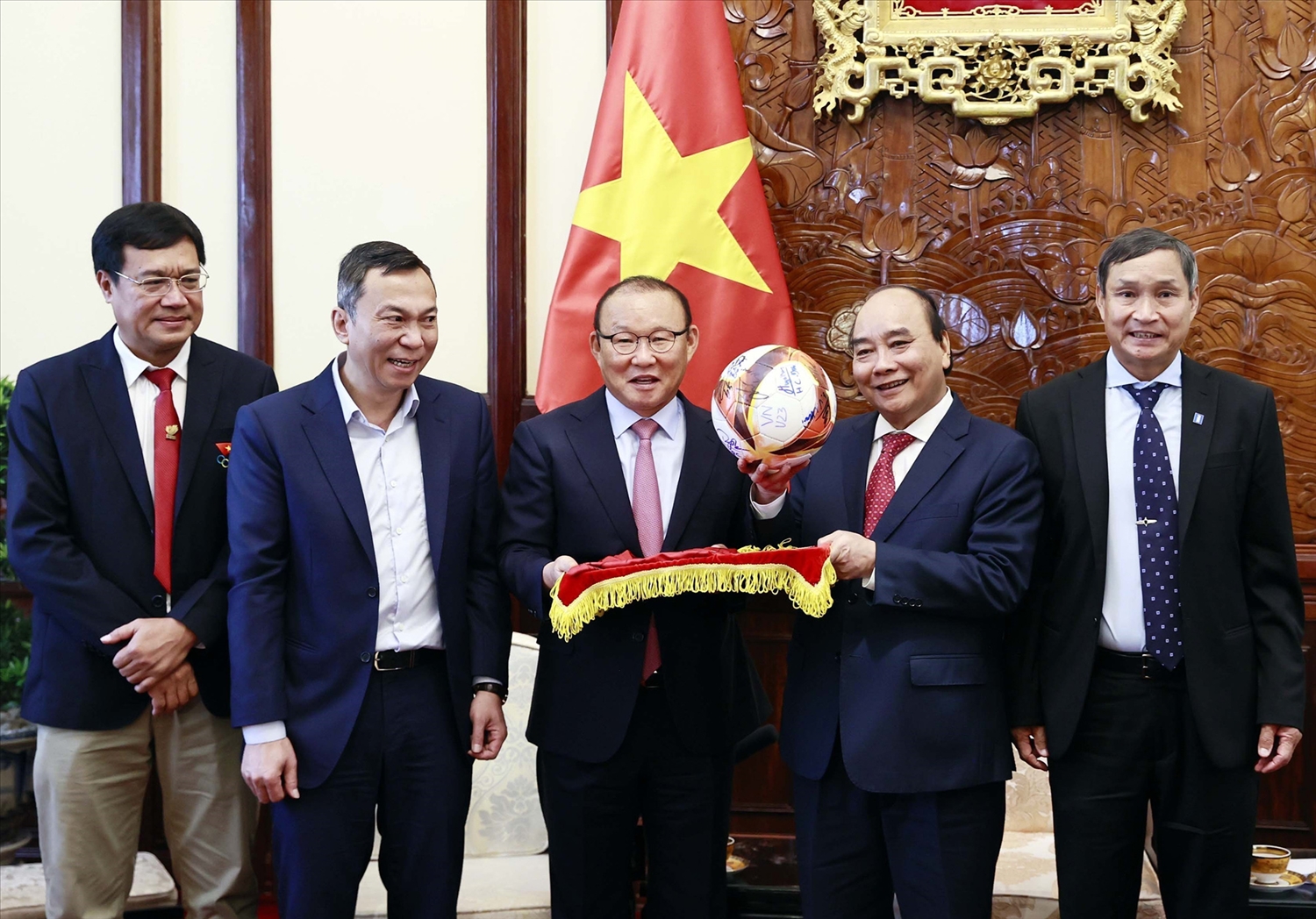 Chủ tịch nước Nguyễn Xuân Phúc tặng quà cho Huấn luyện viên bóng đá nam Park Hang-seo. 