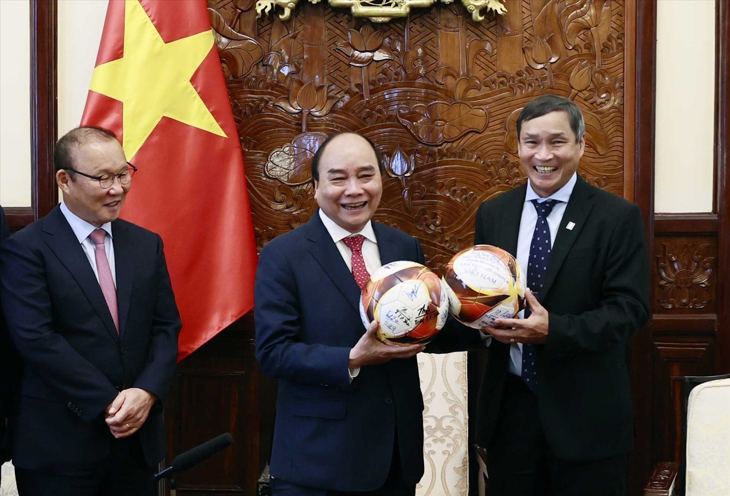 Chủ tịch nước Nguyễn Xuân Phúc tặng quà cho Huấn luyện viên bóng đá nữ Mai Đức Chung.