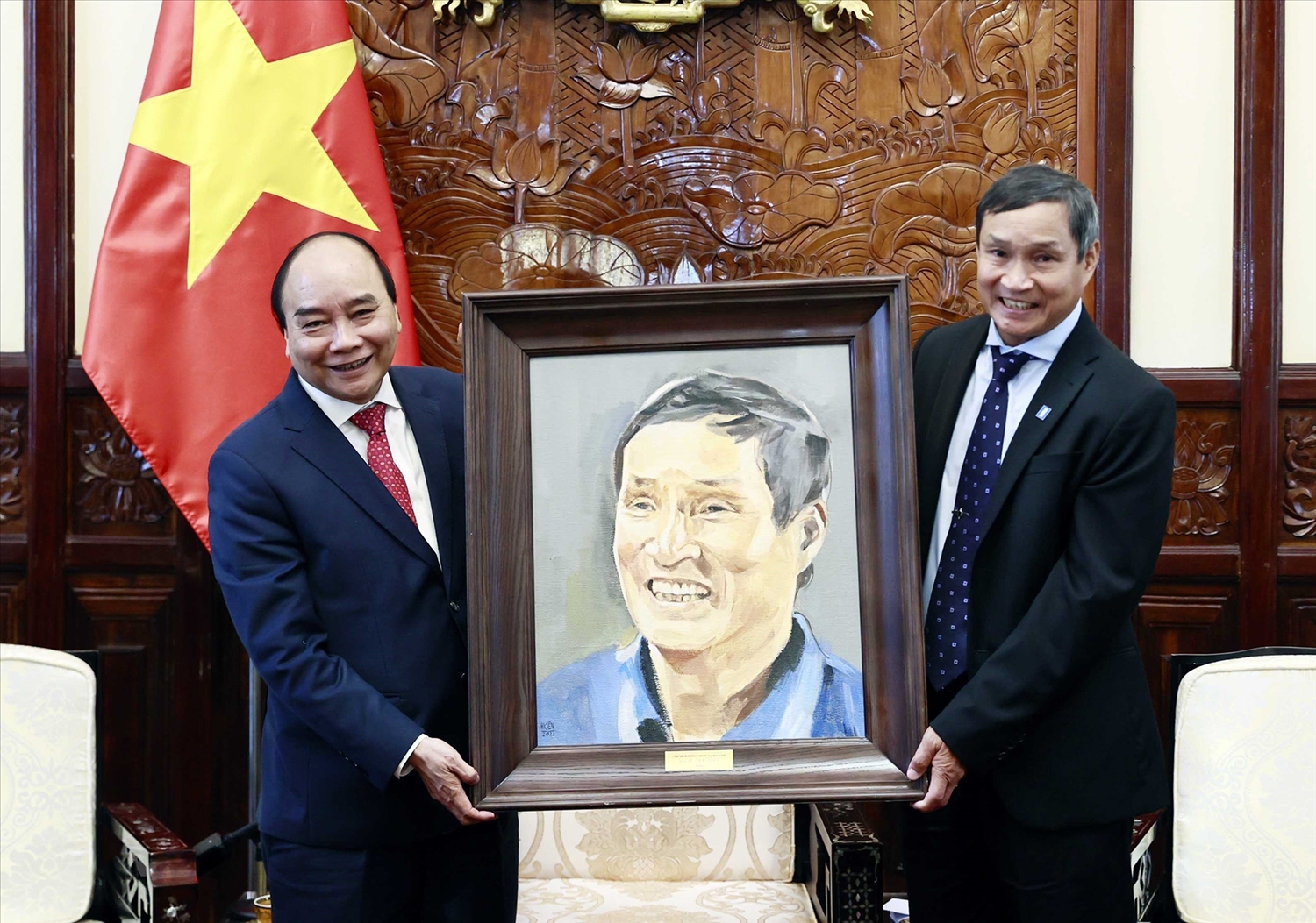 Chủ tịch nước Nguyễn Xuân Phúc tặng quà lưu niệm cho Huấn luyện viên bóng đá nữ Mai Đức Chung. 
