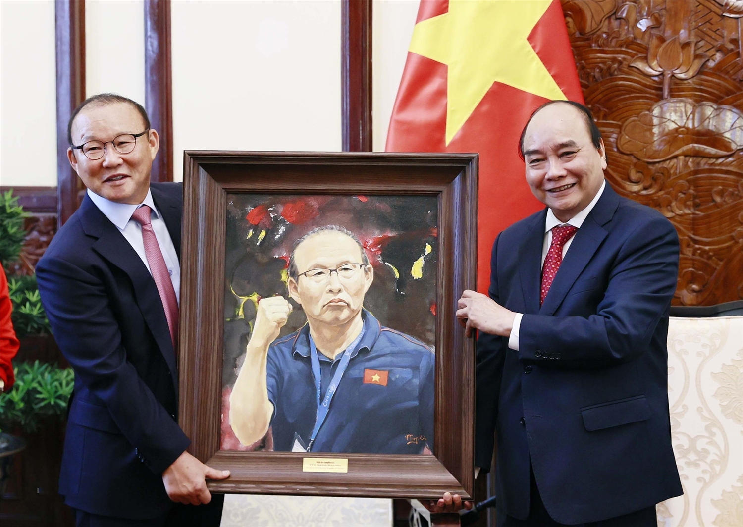 Chủ tịch nước Nguyễn Xuân Phúc tặng quà lưu niệm cho Huấn luyện viên Park Hang-seo.