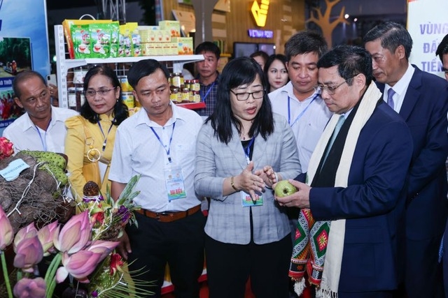 Thủ tướng Phạm Minh Chính đã thăm một số gian hàng trưng bày trong Festival trái cây và sản phẩm OCOP Việt Nam năm 2022 - Ảnh: VGP/Nhật Bắc