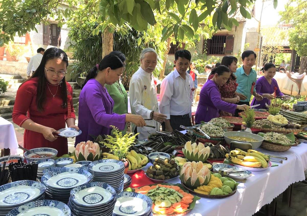 Du khách trải nghiệm các món ẩm thực truyền thống tại Làng du lịch sinh thái cộng đồng Thái Lai.
