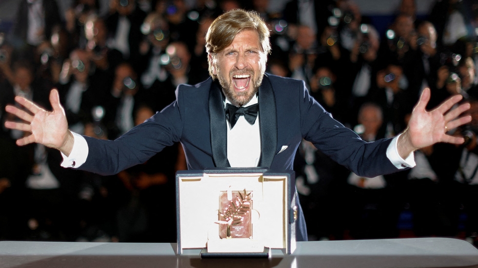 Đạo diễn người Thụy Điển Ruben Ostlund phấn khích khi phim Triangle of Sadness của ông giành giải Cành cọ vàng tại Liên hoan phim Cannes 2022 - Ảnh: REUTERS