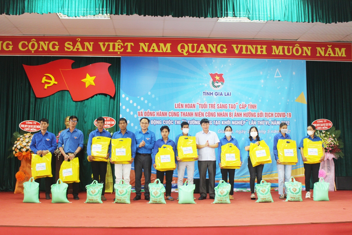 Tỉnh Đoàn, Hội Liên hiệp Thanh niên Việt Nam tỉnh tặng quà cho thanh niên công nhân bị ảnh hưởng bởi đại dịch Covid-19