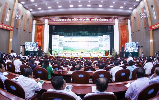 Tham dự Hội nghị có hơn 500 đại biểu có mặt trực tiếp tại Trung tâm Hội nghị tỉnh Sơn La, trong đó có khoảng 200 nông dân tiêu biểu đại diện cho hơn 10,2 triệu hộ hội viên nông dân cả nước 