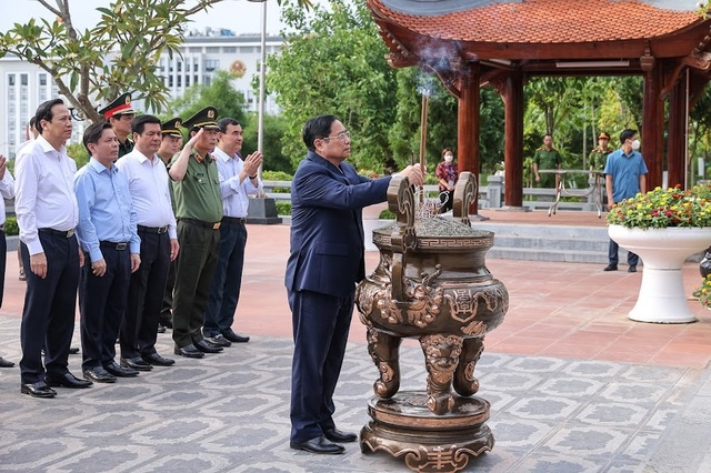 Thủ tướng dâng hương tại đền thờ Chủ tịch Hồ Chí Minh, Quảng trường Tây Bắc, thành phố Sơn La. Ảnh VGP/Nhật Bắc