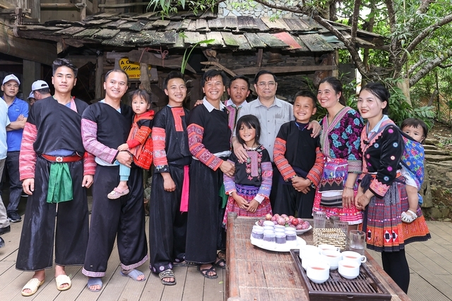 Thủ tướng tới thăm điểm du lịch cộng đồng của đồng bào dân tộc Mông. Ảnh: VGP/Nhật Bắc