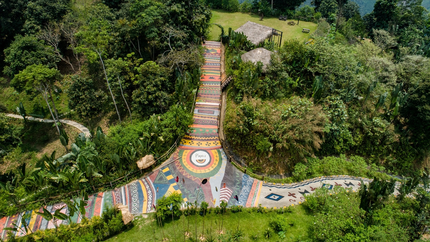 Con đường thổ cẩm dài nhất Việt Nam tại Khu nghỉ dưỡng cao cấp P'apiu Resort 