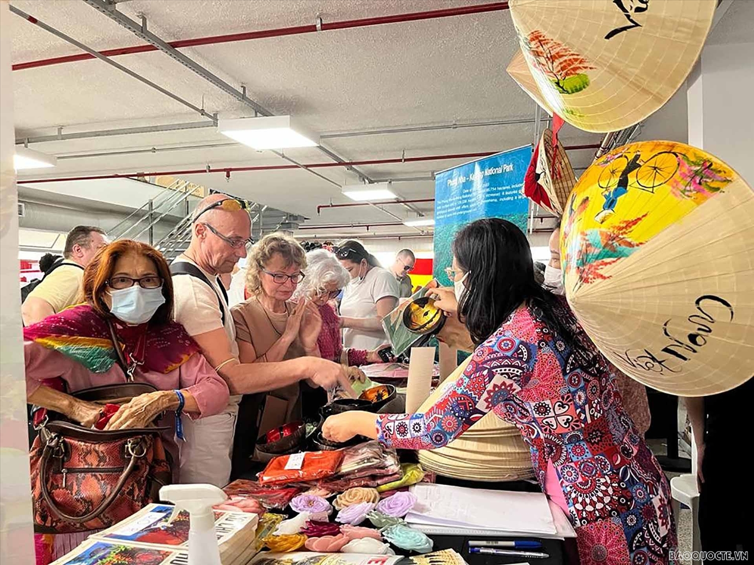 Gian hàng các sản phẩm của Việt Nam tại hội chợ.