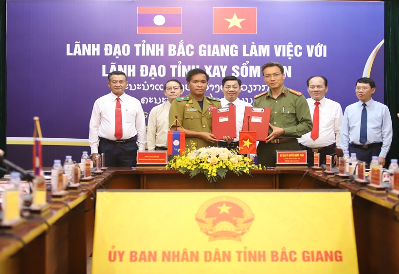 Lãnh đạo hai tỉnh chứng kiến lễ ký biên bản kết nghĩa giữa Công an tỉnh Bắc Giang và Công an tỉnh Xay Sổm Bun
