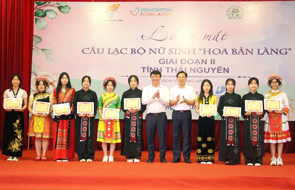 Đại diện lãnh đạo Quỹ học bổng Vừ A Dính, Sở Giáo dục và Đào tạo tỉnh Thái Nguyên trao học bổng cho các em học sinh