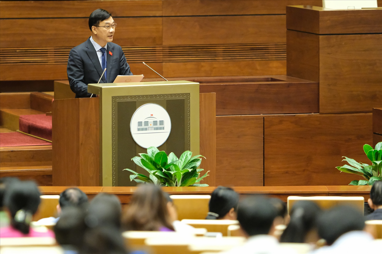 Chủ nhiệm Ủy ban Kinh tế của Quốc hội Vũ Hồng Thanh trình bày Báo cáo tại phiên họp