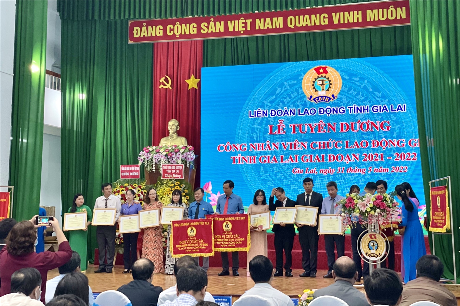 Liên đoàn Lao động tỉnh Gia Lai đã vinh dự được đón nhận Cờ Thi đua đơn vị xuất sắc của Thủ tướng Chính phủ và Tổng Liên đoàn Lao động Việt Nam