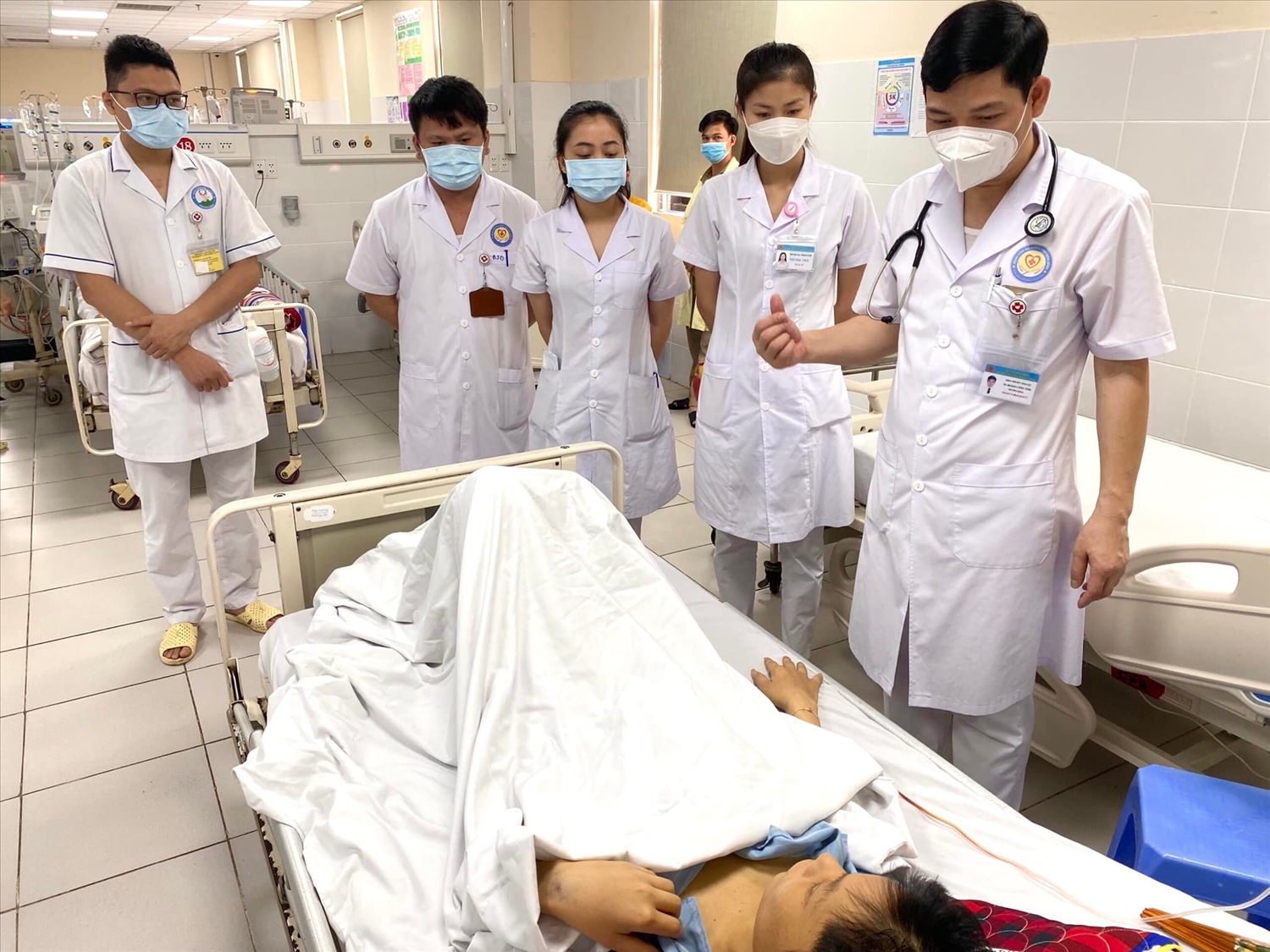 Các bác sĩ khoa Hồi sức tích cực Bệnh viện Đa khoa tỉnh Hòa Bình thăm khám cho bệnh nhân ngộ độc lá du mại. (Hình ảnh do bệnh viện cung cấp)